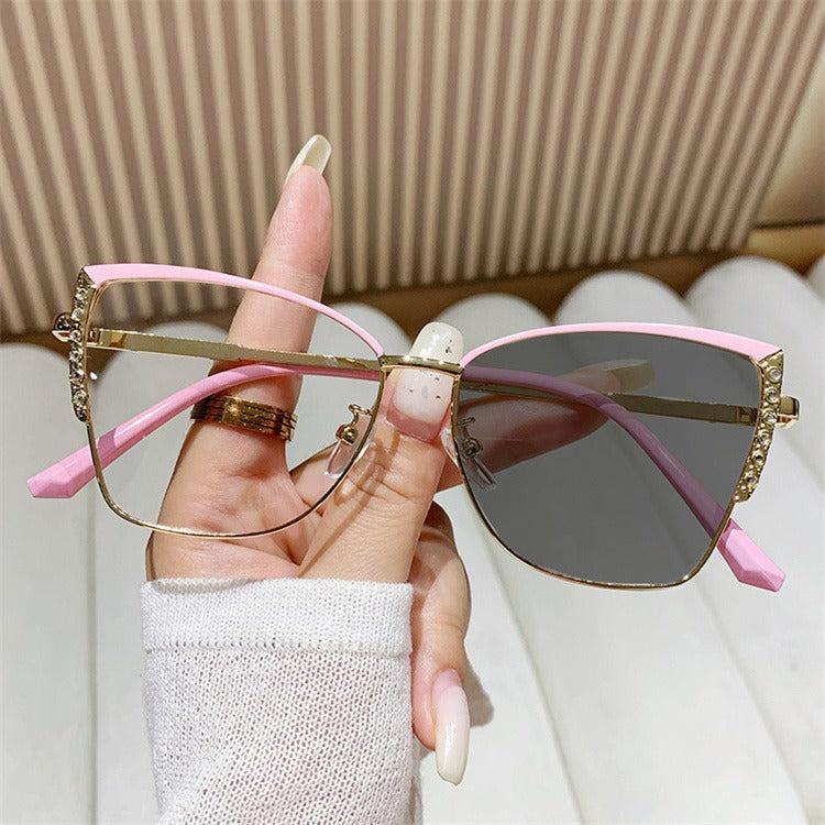 Des lunettes 2-en-1 photogray et anti lumiere bleu : transparentes à l'intérieur pour l'écran, elles se transforment en lunettes de soleil stylées dès que vous sortez !"