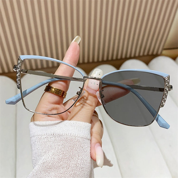 Des lunettes 2-en-1 photogray et anti lumiere bleu : transparentes à l'intérieur pour l'écran, elles se transforment en lunettes de soleil stylées dès que vous sortez !"