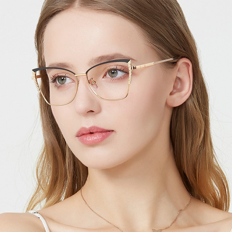 Des lunettes 2-en-1 photogray et anti lumiere bleu : transparentes à l'intérieur pour l'écran, elles se transforment en lunettes de soleil stylées dès que vous sortez !"